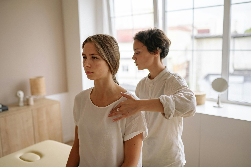 Frau erhält physiotherapeutische Behandlung in der Praxis Physio Mann